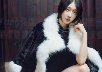 HuaYang花漾 – 《在泳池的边缘——艾栗栗栗栗栗栗吖独家写真集，快来看她的“水上功夫”！下载吧～