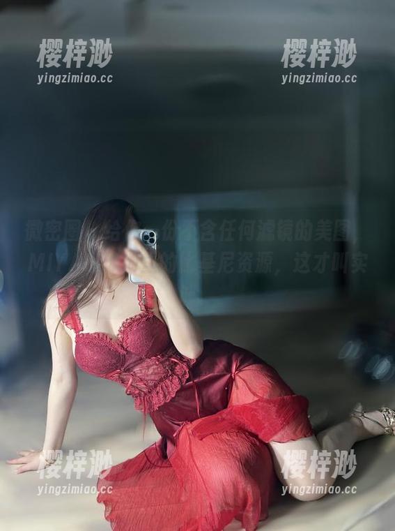 微密圈 - 给你一份不含任何滤镜的美图，MIYA在泳池里的比基尼资源，这才叫实诚。