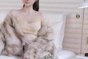 Xiuren秀人网 – 孟狐狸FoxYini福利图集：让你也想一跃成“女神”！