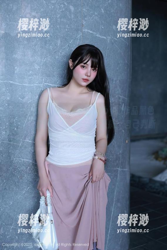 Xiuren秀人网 - 星星baby的作品黑色调调，套图里是诱惑还是恶搞，自己判断吧。