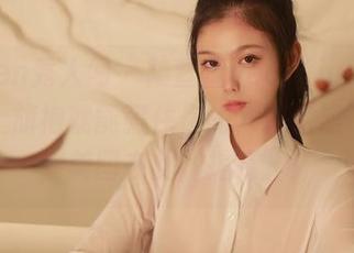 Xiuren秀人网 – 陆萱萱cecillia，别以为穿上旗袍就能藏住你的“逗比熊”气质，美图在此“揭晓”！