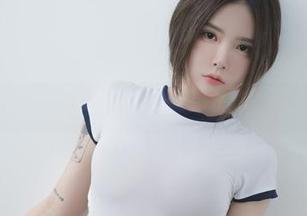 看Yuka(유카)优雅地穿着护士服，美图是如此安静而强烈。