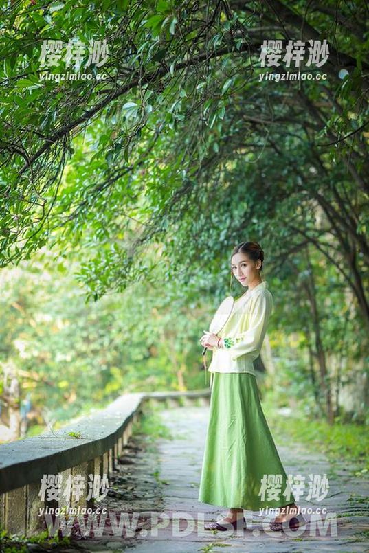 partycat轰趴猫 - Ellie艾栗栗的写真，女神也不过如此吧，哈哈！
