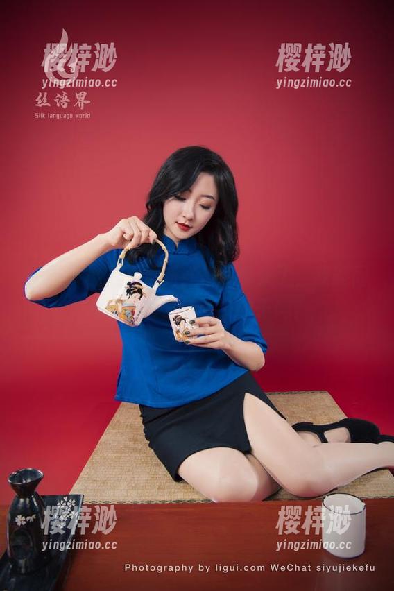 丽柜 - 小七又更新红裙写真集了，我能问她那条裙子有多少牌子吗？