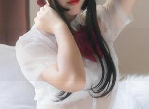 你烨烨的白裙资源：像风一样，轻轻撩拨着眼球