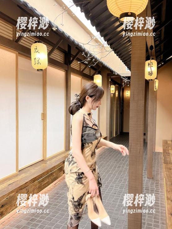 微密圈 - 在线直击，周妍希在泳池里的“水上运动”