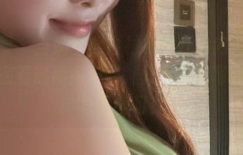 微密圈 – 当奶雯穿白衬衣配红色内内，感觉我在看时尚教科书，分享她的写真集，急需学习！