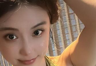 微密圈 – 奶雯的超短黑皮裙照片，有些地方我想说不少……