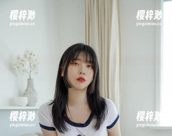 带着公仔去COS！宋哈娜的BLUECAKE预定了圣诞氛围铺垫!