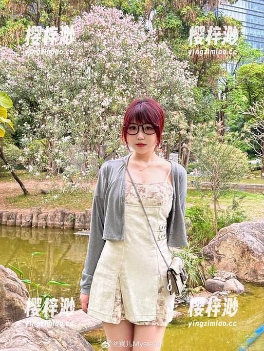 每一张宝儿mysterial的丝袜写真都暗示着：时候到了，赶紧入手一条吧。