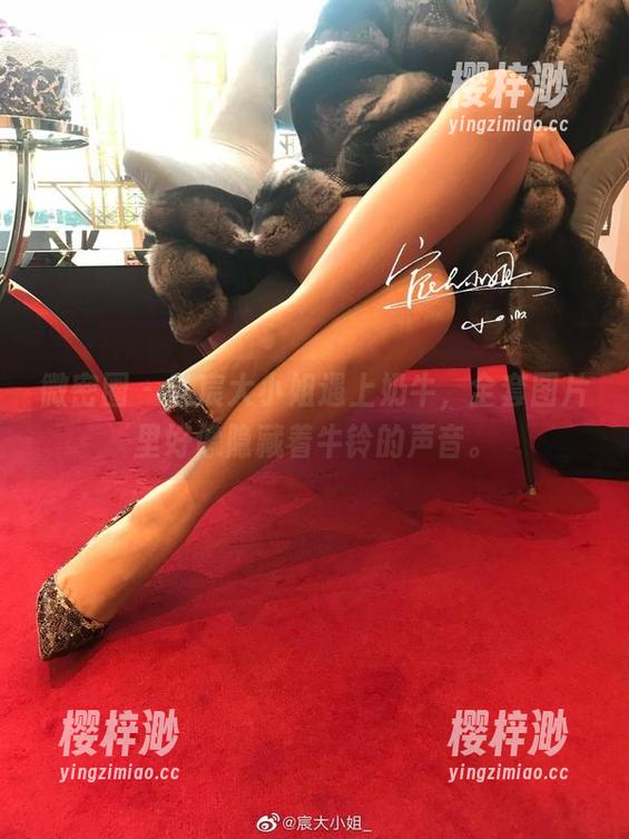 微密圈 - 当宸大小姐遇上奶牛，全套图片里好像隐藏着牛铃的声音。