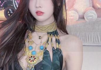 恍惚之间，小小奶瓶儿的豹纹私拍套图竟然有种莫名的亲切感。