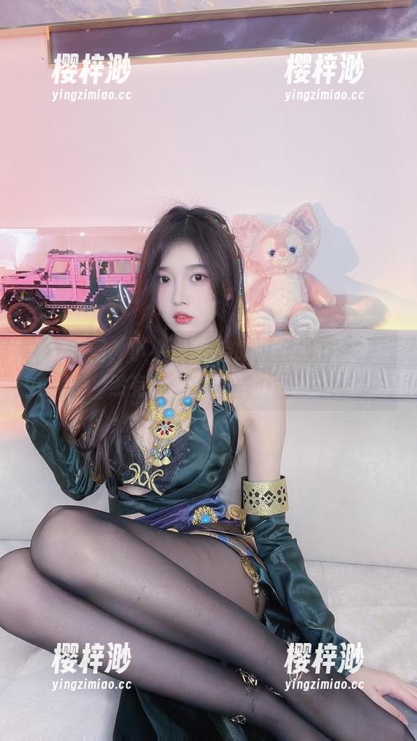 恍惚之间，小小奶瓶儿的豹纹私拍套图竟然有种莫名的亲切感。