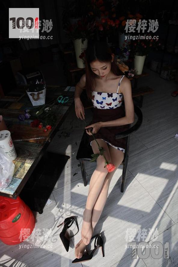 异思趣向-团团 异思趣向 - 团团的长腿打字员,产出灵感的同时,写真不需要任何光环。