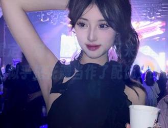 樱花限定，对，怡子yiii又来美图了！这次她似乎把花瓣当作了配饰，哈哈。