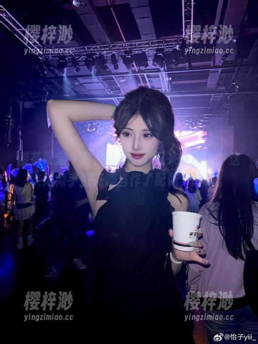 樱花限定，对，怡子yiii又来美图了！这次她似乎把花瓣当作了配饰，哈哈。