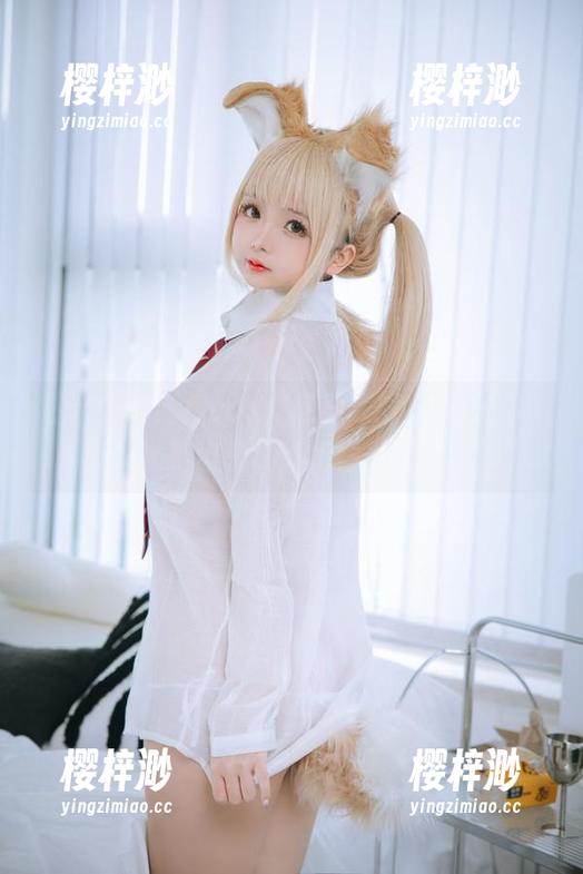 日奈娇的红裙cos，感觉随时会有小动物跑出来和她抢镜头！