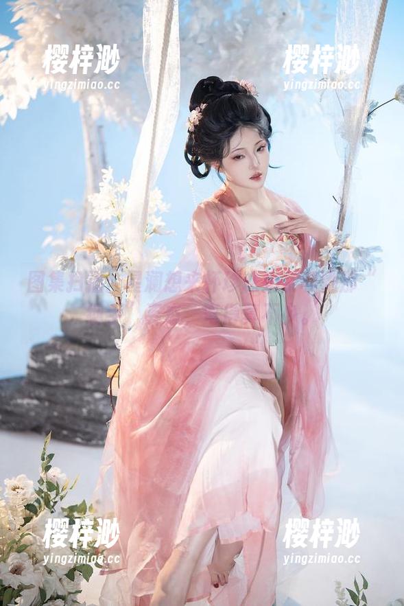 图集扫描：星澜想来杯珍珠奶茶和她那“纲手”姿态，弯得真不少。