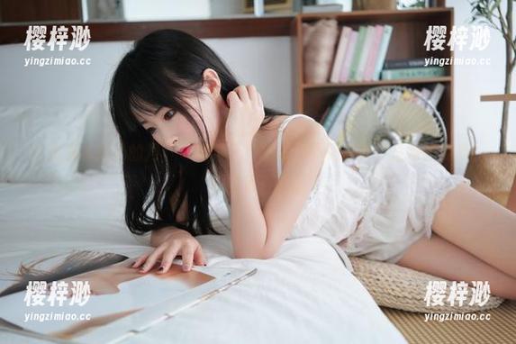 这是清水由乃的月下“舞蹈”，我说的不是跳舞，是她的姿势！原图很直接。