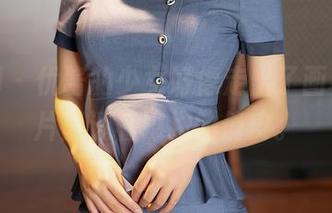 秀人网 – 优酱的少女好像走出了画框，图片里透着隐约的俏皮。