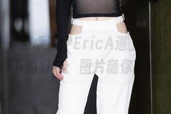秀人网 – 当卓芷伊EricA遇上天台，闪光灯下的好奇：图片随你下载！
