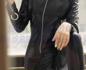 秀人网 – 能让人停下脚步的办公室美图精选，周慕汐总能带来些不一样的灵感。
