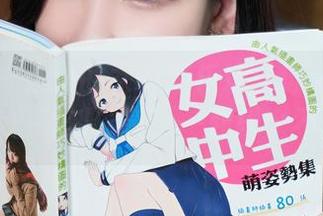 秀人网 – 幼幼的水中游乐场：泳池写真集的欢乐时刻分享，一起乐个不停！