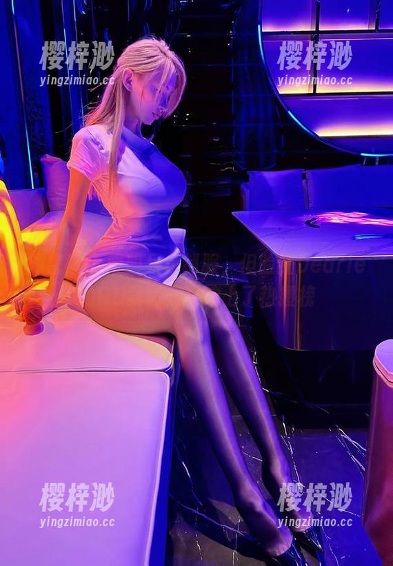 微密圈 - 明明只是制服，但脸红Dearie的HD截图硬是冲上了热搜榜