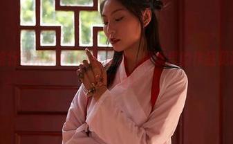 蜜桃社 – 旅行到米琪MIKI的泳池：网盘里的作品见证了她的倾情瞬间！