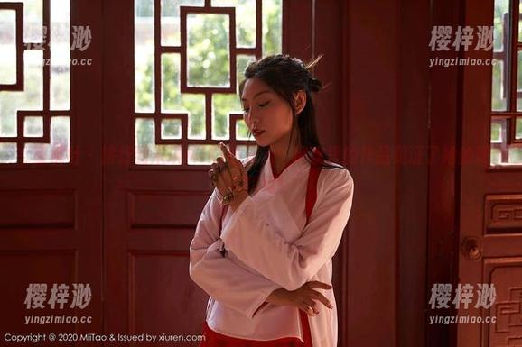 蜜桃社-米琪MIKI 蜜桃社 - 旅行到米琪MIKI的泳池:网盘里的作品见证了她的倾情瞬间!