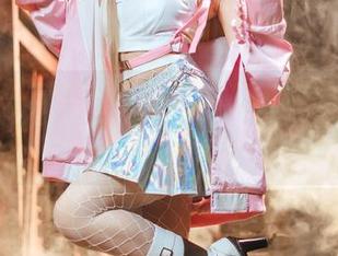 又是蜜汁猫裘的无圣光写真，红武士在一旁默默“怒视”