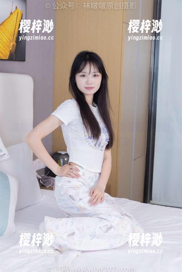 袜啵啵 - 小甜豆的黑色指甲油美图，脚趾和手指哪边更抢镜来着？