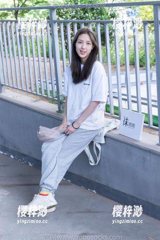 袜啵啵-甜甜圈 袜啵啵 - 甜甜圈的写真窍门:居家不宽松,定制照更有内涵。