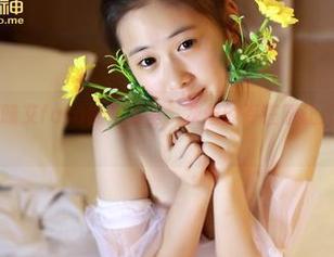 青豆客 – 在晓艾fafa的作品里，灰丝的存在感让人意外又温柔。