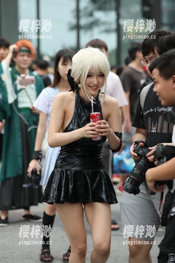 魔镜街拍-萌宝儿 魔镜街拍 - 商业广场里的萌宝儿:包臀裙与肉丝的完美搭档,高清呈现