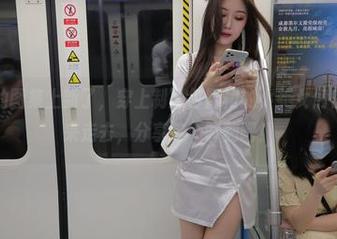 魔镜街拍的图集上新了，穿上制服包臀裙的小美女们在走廊里走来走去，分享这个时刻吧！