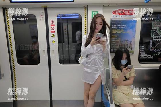 魔镜街拍的图集上新了，穿上制服包臀裙的小美女们在走廊里走来走去，分享这个时刻吧！