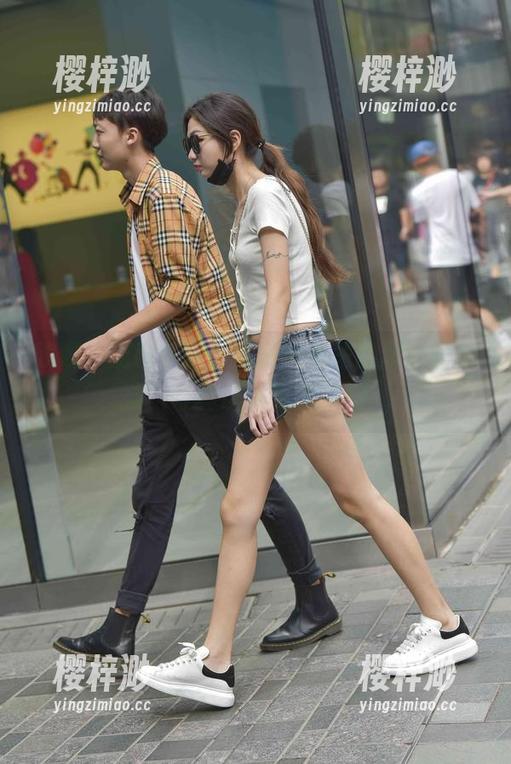 哎哟，魔镜街拍：私房图包里的超短裙女孩，可真让人眼前一亮。