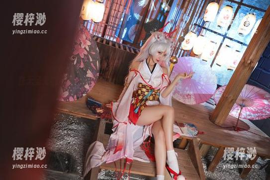 在无圣光的影子里，黑川短裙轻轻掠过，作品带来一丝微妙的不安感。